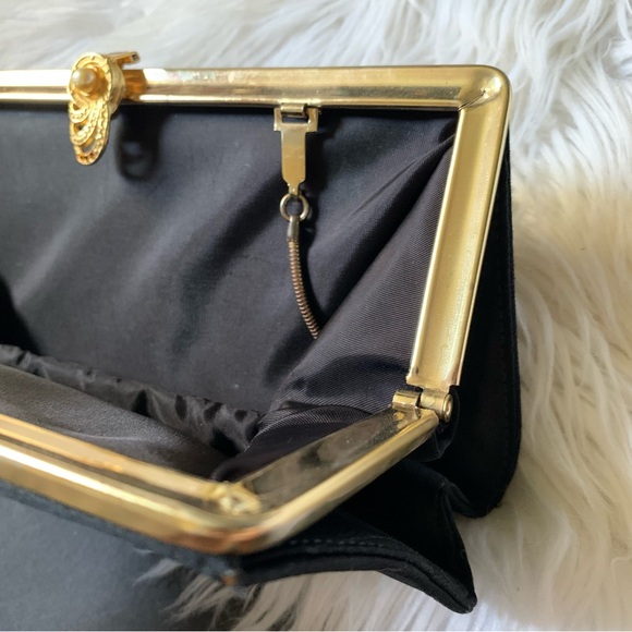 v i n t a g e :: Elegant Pearl Evening Metal Framed Purse Clutch - Picture 7 of 14